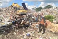 Kepala DLH Kotim Marjuki saat berada di TPA Sampit belum lama ini. (Foto: Dok ANTARA/HO-DLH Kotim)