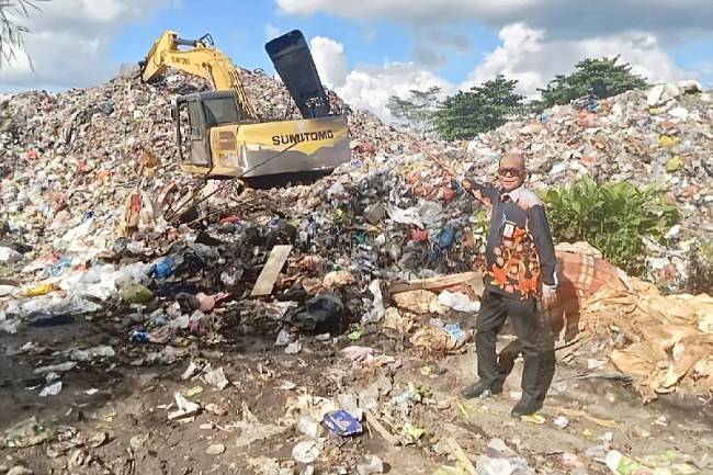 
Kepala DLH Kotim Marjuki saat berada di TPA Sampit belum lama ini. (Foto: Dok ANTARA/HO-DLH Kotim)