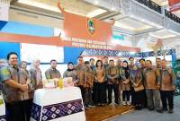 Jajaran Dinas Pertanian dan Ketahanan Pangan Provinsi Kalimantan Selatan foto bersama usai meraih stan terbaik pertama inovasi dan kreatif pada Jogja Kreatif Expo yang berlangsung di Yogyakarta sejak 12-15 Juni 2025. (Foto: ANTARA/HO-Medcen Kalsel)