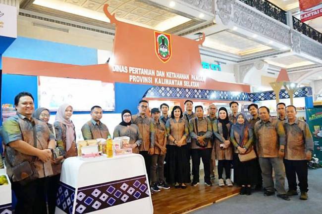 Jajaran Dinas Pertanian dan Ketahanan Pangan Provinsi Kalimantan Selatan foto bersama usai meraih stan terbaik pertama inovasi dan kreatif pada Jogja Kreatif Expo yang berlangsung di Yogyakarta sejak 12-15 Juni 2025. (Foto: ANTARA/HO-Medcen Kalsel)