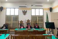 Hakim Ketua Cipto Hosari Parsaoran Nababan (tengah) ketika membacakan putusan terhadap kedua terdakwa yang dihadirkan secara daring di Ruang Sidang Cakra III, Pengadilan Negeri Medan, Sumatera Utara, Selasa (10/6/2025). (Foto: ANTARA/Aris R Nasution)