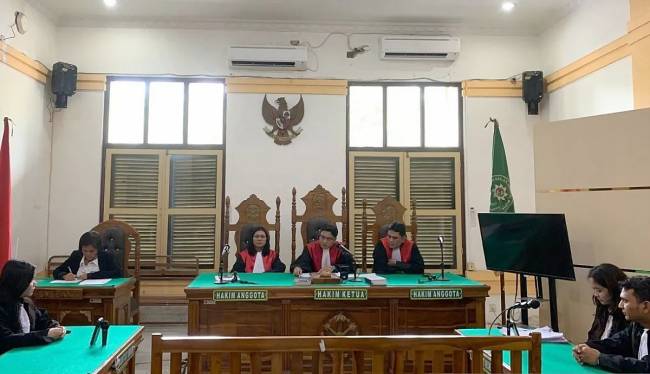 Hakim Ketua Cipto Hosari Parsaoran Nababan (tengah) ketika membacakan putusan terhadap kedua terdakwa yang dihadirkan secara daring di Ruang Sidang Cakra III, Pengadilan Negeri Medan, Sumatera Utara, Selasa (10/6/2025). (Foto: ANTARA/Aris R Nasution)