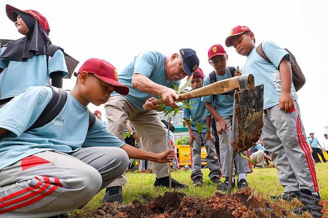 Kepala Otorita IKN (OIKN) Basuki Hadimuljono mengajari anak-anak menanam pohon sejak dini. (foto: ANTARA/HO-Dokumen Humas OIKN)
