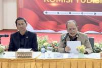 Anggota dan Juru Bicara Komisi Yudisial Mukti Fajar Nur Dewata (kiri) bersama Ketua Bidang Rekrutmen Hakim KY M Taufiq HZ saat konferensi pers di Kantor KY, Jakarta, Selasa (27/5/2025). (Foto: ANTARA/HO-KY)