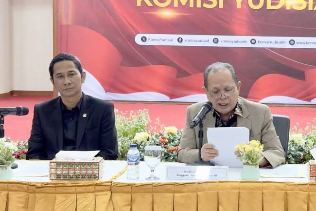 Anggota dan Juru Bicara Komisi Yudisial Mukti Fajar Nur Dewata (kiri) bersama Ketua Bidang Rekrutmen Hakim KY M Taufiq HZ saat konferensi pers di Kantor KY, Jakarta, Selasa (27/5/2025). (Foto: ANTARA/HO-KY)