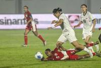 Pesepak bola Timnas Putri Indonesia Gea (bawah) berebut bola dengan pesepak bola Timnas Putri Kirgistan Aiana Karataeva (kiri) saat pertandingan kualifikasi Piala Asia Wanita 2026 Grup D di Stadion Indomilk Arena, Kabupaten Tangerang, Banten, Minggu (29/6/2025). (ANTARA FOTO/Galih Pradipta)