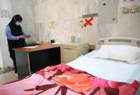 Seorang tenaga kesehatan mempersiapkan layanan di Klinik Kesehatan Haji Indonesia (KKHI) Makkah, Arab Saudi, Rabu (21/5/2025). KKHI Makkah bersiap memberikan layanan kesehatan bagi jemaah haji Indonesia yang membutuhkan pelayanan rawat jalan, rawat inap, darurat, unit perawatan intensif, rujukan, pemeriksaan penunjang, pelayanan sanitasi, pelayanan gizi, serta layanan safari wukuf, tanazul dan evakuasi pada musim haji 1446 H. (Foto: ANTARA/Sulthony Hasanuddin)