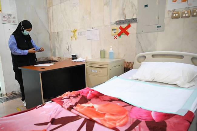 Seorang tenaga kesehatan mempersiapkan layanan di Klinik Kesehatan Haji Indonesia (KKHI) Makkah, Arab Saudi, Rabu (21/5/2025). KKHI Makkah bersiap memberikan layanan kesehatan bagi jemaah haji Indonesia yang membutuhkan pelayanan rawat jalan, rawat inap, darurat, unit perawatan intensif, rujukan, pemeriksaan penunjang, pelayanan sanitasi, pelayanan gizi, serta layanan safari wukuf, tanazul dan evakuasi pada musim haji 1446 H. (Foto: ANTARA/Sulthony Hasanuddin)