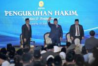 Presiden Prabowo Subianto (tengah) didampingi Ketua Mahkamah Agung (MA) Sunarto (kiri) dan Wakil Ketua Mahkamah Agung bidang non Yudisial Suharto (kanan) melambaikan tangan kepada para hakim baru usai upacara pengukuhan di Gedung MA, Jakarta, Kamis (12/6/2025).(Foto: ANTARA/Aditya P Putra)