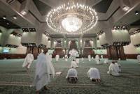 Jamaah umrah menunaikan salat sunah Ihram di dalam Masjid Aisyah, Makkah, Arab Saudi, Minggu (22/6/2025) dini hari. (Foto: ANTARA/Andika Wahyu)