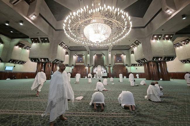 Jamaah umrah menunaikan salat sunah Ihram di dalam Masjid Aisyah, Makkah, Arab Saudi, Minggu (22/6/2025) dini hari. (Foto: ANTARA/Andika Wahyu)