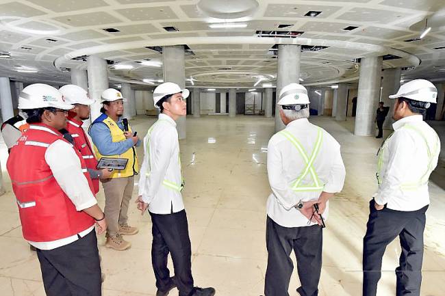 Wakil Presiden Gibran Rakabuming Raka (ketiga dari kanan) saat meninjau kemajuan pembangunan pembangunan di IKN pada akhir Mei 2025 (Foto: ANTARA/Agus Suprapto)