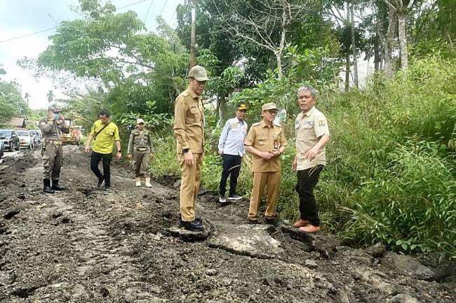 Penjabat Bupati Barito Utara Indra Gunawan (tengah) didampingi Sekda Muhlis (kiri) dan Kadis PUPR Barito Utara M Iman Topik (kanan) meninjau 16 titik jalan nasional yang rusak di wilayah Kabupaten Barito Utara, Kalimantan Tengah, Selasa (10/6/2025). (Foto: ANTARA/Dokumen Pribadi)
