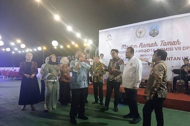 Anggota Komisi VII DPR RI Jamal Mirdad saat kunjungan kerja ke Kalimantan Utara menyanyi pada malam ramah tamah di Tanjung Selor, Kamis (19/6/2025) malam. (Foto: ANTARA/Susylo Asmalyah)
