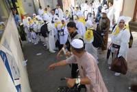 Jemaah calon haji Indonesia antre memasuki bus yang akan membawa mereka menunaikan wukuf di Arafah, Makkah, Arab Saudi, Rabu (4/6/2025). Jamaah calon haji Indonesia pada Rabu pagi ini hingga malam waktu Arab Saudi diangkut dengan bus untuk menjalani puncak ibadah haji di Armuzna (Arafah, Muzdalifah, dan Mina). (Foto: ANTARA/Andika Wahyu)
