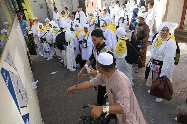 Jemaah calon haji Indonesia antre memasuki bus yang akan membawa mereka menunaikan wukuf di Arafah, Makkah, Arab Saudi, Rabu (4/6/2025). Jamaah calon haji Indonesia pada Rabu pagi ini hingga malam waktu Arab Saudi diangkut dengan bus untuk menjalani puncak ibadah haji di Armuzna (Arafah, Muzdalifah, dan Mina). (Foto: ANTARA/Andika Wahyu)