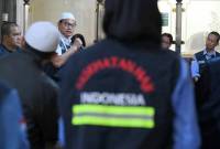 Kepala BPOM Taruna Ikrar (kedua kiri) berdialog dengan petugas layanan kesehatan haji Indonesia di Klinik Kesehatan Haji Indonesia (KKHI) Makkah, Arab Saudi, Sabtu (31/5/2025). Kunjungan Taruna Ikrar yang juga anggota Amirul Hajj itu guna memantau layanan kesehatan jamaah calon haji Indonesia terutama jelang rangkaian puncak musim haji. (ANTARA FOTO/Andika Wahyu)
