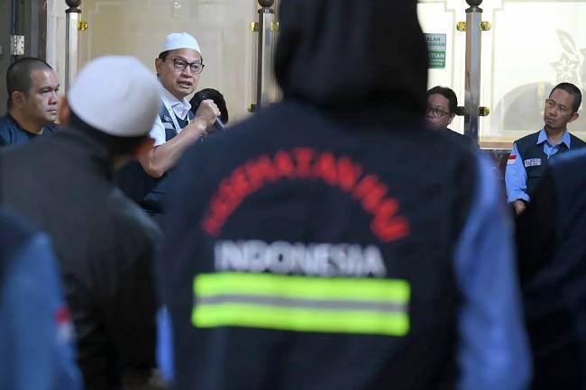 Kepala BPOM Taruna Ikrar (kedua kiri) berdialog dengan petugas layanan kesehatan haji Indonesia di Klinik Kesehatan Haji Indonesia (KKHI) Makkah, Arab Saudi, Sabtu (31/5/2025). Kunjungan Taruna Ikrar yang juga anggota Amirul Hajj itu guna memantau layanan kesehatan jamaah calon haji Indonesia terutama jelang rangkaian puncak musim haji. (ANTARA FOTO/Andika Wahyu)

