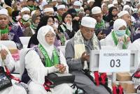 Para jemaah haji Debarkasi Banjarmasin saat mengikuti acara penyambutan tiba di asrama haji di Kota Banjarbaru usai melaksanakan ibadah haji tahun 2025. (Foto: ANTARA/Tumpal A Aritonang)