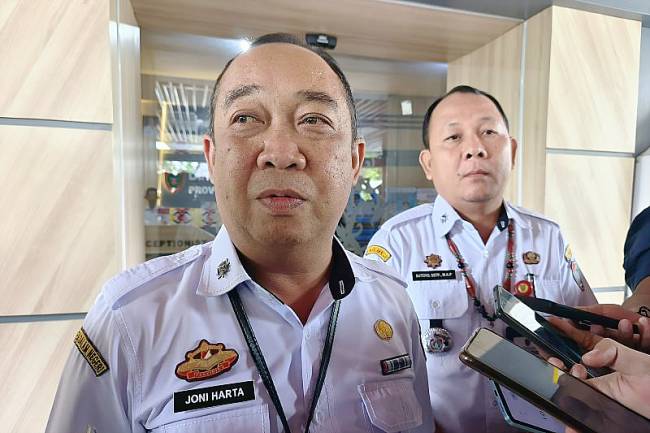 Kepala DLH Kalteng Joni Harta dan Kepala DPMPTSP Kalteng Sutoyo di Palangka Raya, Rabu (25/6/2025). (ANTARA/M Arif Hidayat)