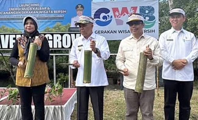 Peluncuran program Jelajah Rimba dan Budaya Kalimantan Barat (JERY) serta pencanangan Gerakan Wisata Bersih (GWB), yang secara resmi diluncurkan di kawasan Tugu Khatulistiwa, Pontianak, Rabu (11/6/2025). (Foto: ANTARA/Rendra Oxtora)