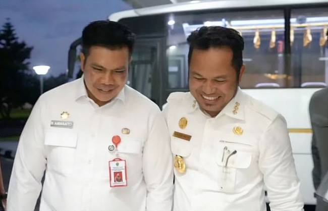 Kepala Dinas ESDM Kaltim Bambang Arwanto (kiri) bersama Gubernur Kaltim Rudy Mas'ud (kanan). (Foto: ANTARA/HO-Bambang Arwanto)
