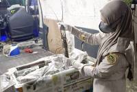 Petugas karantina saat memeriksa lobster yang akan dikirim ke kota-kota besar se-Indonesia melalui Bandara Internasional Syamsudin Noor di Banjarbaru, Kalimantan Selatan, beberapa waktu lalu. (Foto: ANTARA/HO-Karantina Kalsel)