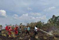 Bupati Kubu Raya Sujiwo bersama sejumlah pihak berjibaku memadamkan api di lahan yang terbakar di sekitar kawasan bandara. (Foto: ANTARA/HO-Prokopim Kubu Raya)