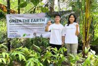 Dua pelajar SMA Kiranamulya Budi Arthanti (Global Jaya School) dan Christophe Sulaiman (Jakarta Intercultural School) saat memimpin proyek inovatif menanam 3.000 pohon rotan di Pegunungan Meratus Desa Hinas Kiri, Kecamatan Batang Alai Timur, Kabupaten Hulu Sungai Tengah, Kalimantan Selatan, Selasa (10/6/2025). (Foto: ANTARA/M Hidayatullah)
