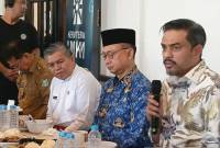 Menteri UMKM Maman Abdurahman didampingi Wali Kota Pontianak Edi Rusdi Kamtono, Sekda Kubu Raya Yusran Anizam dan Kepala Dinas Koperasi dan UMKM Kalbar Junaidi saat menghadiri dialog bersama sejumlah pihak dan pelaku usaha di Warkop Asing, Kecamatan Sungai Raya, Kabupaten Kubu Raya, Senin (2/6/2025). (ANTARA/Rendra Oxtora)