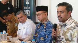 Menteri UMKM Maman Abdurahman didampingi Wali Kota Pontianak Edi Rusdi Kamtono, Sekda Kubu Raya Yusran Anizam dan Kepala Dinas Koperasi dan UMKM Kalbar Junaidi saat menghadiri dialog bersama sejumlah pihak dan pelaku usaha di Warkop Asing, Kecamatan Sungai Raya, Kabupaten Kubu Raya, Senin (2/6/2025). (ANTARA/Rendra Oxtora)