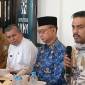 Menteri UMKM Maman Abdurahman didampingi Wali Kota Pontianak Edi Rusdi Kamtono, Sekda Kubu Raya Yusran Anizam dan Kepala Dinas Koperasi dan UMKM Kalbar Junaidi saat menghadiri dialog bersama sejumlah pihak dan pelaku usaha di Warkop Asing, Kecamatan Sungai Raya, Kabupaten Kubu Raya, Senin (2/6/2025). (ANTARA/Rendra Oxtora)