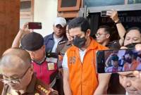 Mantan Kapolres Ngada saat digiring keluar dari ruang pemeriksaan di Kejari Kota Kupang, Selasa (10/6/2025). (Foto: ANTARA/Kornelis Kaha)