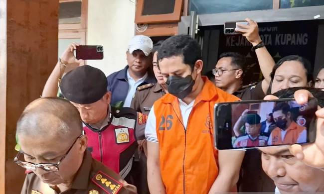 Mantan Kapolres Ngada saat digiring keluar dari ruang pemeriksaan di Kejari Kota Kupang, Selasa (10/6/2025). (Foto: ANTARA/Kornelis Kaha)