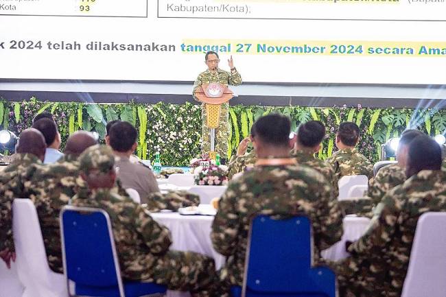 
Menteri Dalam Negeri Tito Karnavian memberikan arahan saat pembukaan Retret Kepala Daerah gelombang kedua di kampus IPDN Jatinangor, Sumedang, Jawa Barat, Senin (23/6/2025). (Foto: ANTARA/Novrian Arbi)