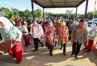 Mendikdasmen Abdul Mu’ti (ketiga dari kanan) didampingi Kepala Otorita IKN Basuki Hadimuljono (baju putih) saat berada di SD Negeri 020 di Desa Bumi Harapan Kecamatan Sepaku, Kabupaten Penajam Paser Utara, Provinsi Kalimantan Timur, yang masuk wilayah IKN, Minggu (15/6/2025). (Foto: ANTARA/HO-dokumen Humas Otorita IKN)