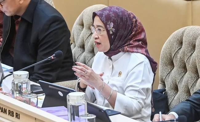 
Menteri Pendayagunaan Aparatur Negara dan Reformasi Birokrasi (MenPAN-RB) Rini Widyantini memberikan paparan saat mengikuti rapat kerja bersama Komisi II DPR di Kompleks Parlemen, Senayan, Jakarta, Senin (30/6/2025). (Dok ANTARA FOTO/Rivan Awal L)