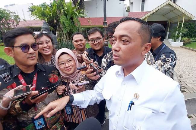 Menteri Sekretaris Negara Prasetyo Hadi saat menyampaikan keterangan di kompleks Istana Kepresidenan, Jakarta, Selasa (10/6/2025), terkait isu reshuffle Kabinet Mereah Putih. (Foto: ANTARA/Andi Firdaus)