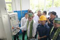 Menteri Perlindungan Pekerja Migran Indonesia (P2MI), Abdul Kadir di dampingi Gubernur Kalbar Ria Norsan meninjau kondisi peralatan pendukung belajar di SMTI Pontianak, Jumat (20/6/2025). (Foto: ANTARA/Rendra Oxtora)