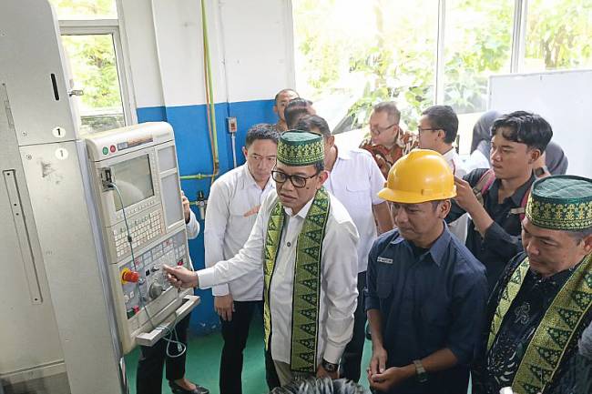 Menteri Perlindungan Pekerja Migran Indonesia (P2MI), Abdul Kadir di dampingi Gubernur Kalbar Ria Norsan meninjau kondisi peralatan pendukung belajar di SMTI Pontianak, Jumat (20/6/2025). (Foto: ANTARA/Rendra Oxtora)