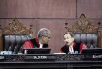 Ketua Mahkamah Konstitusi Suhartoyo (kanan) berbincang dengan anggota Wakil Ketua MK Saldi Isra (kiri) saat sidang uji materi Undang-undang Nomor 34 Tahun 2004 tentang Tentara Nasional Indonesia (UU TNI) di Mahkamah Konstitusi (MK), Jakarta, Senin (23/6/2025). (Foto: ANTARA/Bayu Pratama S)