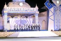 Gubernur Kalsel Muhidin bersama Forkompinda Kalsel, Bupati Banjar Saidi Mansyur dan Wakil Bupati Said Idrus Al Habsyi memukul alat musik Tarbang saat membuka Musabaqah Tilawatil Quran (MTQ) Nasional XXXVI Tingkat Kalsel tahun 2025 di Ruang Terbuka Hijau (RTH) Alun-Alun Ratu Zalecha, Martapura, Sabtu (21/6/2025) malam. (Foto: ANTARA/HO-Kominfo Kabupaten Banjar)