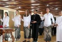 Empat pemain naturalisasi yakni Emily Julia Frederica Nahon, Felicia Victoria de Zeeuw, Iris Joska de Rouw dan Isa Guusje Warps saat menjalani sumpah menjadi WNI di gedung Direktorat Jenderal Hukum Umum, Kuningan, Jakarta Selatan, Selasa (10/6/2025). (Foto: ANTARA/HO-Humas Ditjen AHU Kementerian Hukum)