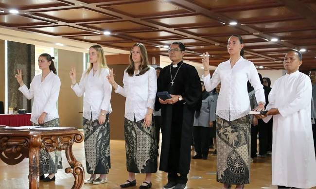 Empat pemain naturalisasi yakni Emily Julia Frederica Nahon, Felicia Victoria de Zeeuw, Iris Joska de Rouw dan Isa Guusje Warps saat menjalani sumpah menjadi WNI di gedung Direktorat Jenderal Hukum Umum, Kuningan, Jakarta Selatan, Selasa (10/6/2025). (Foto: ANTARA/HO-Humas Ditjen AHU Kementerian Hukum)