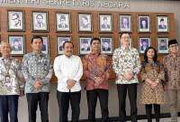 Wakil Menteri Sekretaris Negara Juri Ardiantoro (tengah) berfoto bersama lima anggota Pansel Calon Anggota Ombudsman Republik Indonesia di Gedung Kementerian Sekretariat Negara, Istana Kepresidenan RI, Jakarta, Selasa (24/6/2025). (ANTARA/Mentari D Gayati)