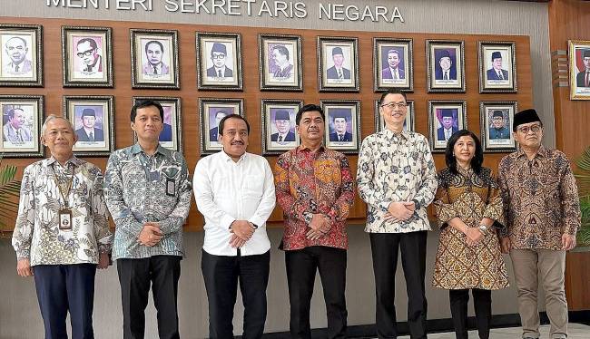 Wakil Menteri Sekretaris Negara Juri Ardiantoro (tengah) berfoto bersama lima anggota Pansel Calon Anggota Ombudsman Republik Indonesia di Gedung Kementerian Sekretariat Negara, Istana Kepresidenan RI, Jakarta, Selasa (24/6/2025). (ANTARA/Mentari D Gayati)