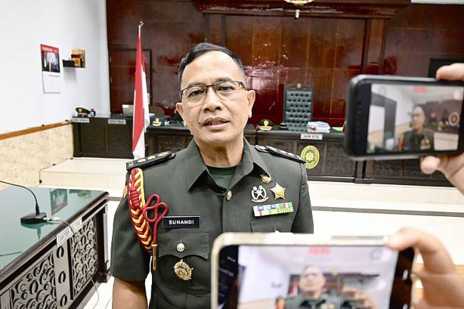 Kepala Odmil III-15 Banjarmasin Letkol CHK Sunandi memberikan keterangan usai persidangan dalam agenda pembacaan replik atas pembelaan terdakwa terkait kasus pembunuhan jurnalis Juwita di Ruang Sidang Antasari, Pengadilan Militer I-06 Banjarmasin di Banjarbaru, Selasa (10/6/2025). (Foto: ANTARA/Tumpal A Aritonang)