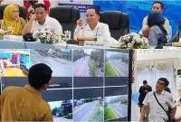 Gubernur Kalteng Agustiar Sabran mengawasi berbagai lokasi di titik-titik pantau kabupaten/kota dari Palangka Raya, Senin (2/6/2025). (ANTARA/M Arif Hidayat)