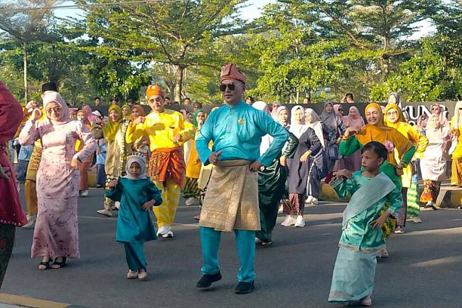 Tarian Lenggang Singkawang di depan Kantor Wali Kota Singkawang, Minggu (29/6/2025). (ANTARA/Narwati)