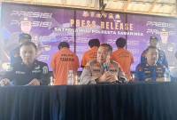 Waka Polresta Samarinda AKBP Heri Rusyaman didampingi Kasat Polairud Polresta Samarinda AKP Rachmat Aribowo dan Kasi Humas Polresta Samarinda Ipda Novi Hari Setiawan saat konferensi pers di Samarinda, Kaltim, Rabu (4/6/2025). (Foto: ANTARA/A Rifandi)